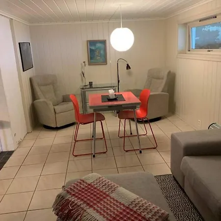 Sentrumsnaer Kjellerleilighet, Naer Sykehus Og Hogskole, Parkering Haugesund Buitenkant foto